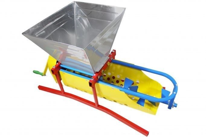 Zdrobitor de struguri manual cu desciorchinare Micul Fermier cuva 30L, 500kg/h Zdrobitor de struguri manual cu desciorchinare Micul Fermier cuva 30L, 500kg/h