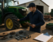 tehnician inspectand tractor pentru audit anual utilaje agricole, checklist pe clipboard