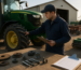 tehnician inspectand tractor pentru audit anual utilaje agricole, checklist pe clipboard