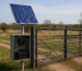 Panou solar pentru automatizare poartă off-grid lângă o poartă batantă