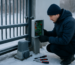 automatizări porți temperaturi scăzute - tehnician verificând componente rezistente la îngheț