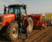 fermier lângă tractor discutând opțiunea de închiriere utilaje agricole