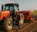 fermier lângă tractor discutând opțiunea de închiriere utilaje agricole