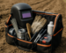 kit mentenanță sudură teren cu mască, electrozi și consumabile pe fundal agricol