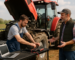 Tehnician inspectând tractor în cadrul pachetelor mentenanță utilaje agricole