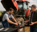 Tehnician inspectând tractor în cadrul pachetelor mentenanță utilaje agricole