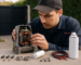 tehnician cu kit de piese întreținere motoare porti în timp ce verifică un motor electric pentru poartă