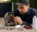 tehnician cu kit de piese întreținere motoare porti în timp ce verifică un motor electric pentru poartă