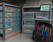 Atelier mobil organizat cu etichete și rafturi pentru gestionare piese drujbă