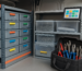 Atelier mobil organizat cu etichete și rafturi pentru gestionare piese drujbă