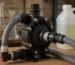 piese pompe îngrășăminte montate pe o pompă de fertilizare lichidă, garnituri PTFE și furtunuri rezistente chimic