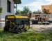 generator pentru casă sau șantier lângă echipamente electrice și unelte de lucru