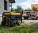 generator pentru casă sau șantier lângă echipamente electrice și unelte de lucru