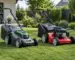 Comparație între mașină de tuns iarba electrică și model pe benzină într-o curte rezidențială