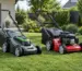 Comparație între mașină de tuns iarba electrică și model pe benzină într-o curte rezidențială
