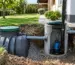 pompă pentru fosa septică instalată lângă un cămin de evacuare într-o gospodărie
