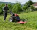 cositoare rotativă pentru motocultor pe o parcelă de iarbă din gospodărie
