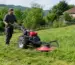 cositoare rotativă pentru motocultor pe o parcelă de iarbă din gospodărie