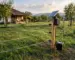 generator gard electric montat într-o gospodărie cu gard perimetral și împământare