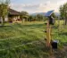 generator gard electric montat într-o gospodărie cu gard perimetral și împământare
