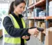 Angajat folosind un cititor de coduri de bare wireless compact într-un depozit