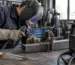 Electrozi rutilici pregătiți pe bancul de lucru pentru suduri de întreținere