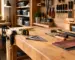 Atelier mic organizat cu accesorii atelier mic esențiale pentru măsurare, fixare și depozitare