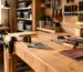 Atelier mic organizat cu accesorii atelier mic esențiale pentru măsurare, fixare și depozitare