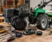 Motorul pe benzină de 7 CP montat lângă un utilaj mic, cu elemente de transmisie și verificare a compatibilității