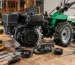 Motorul pe benzină de 7 CP montat lângă un utilaj mic, cu elemente de transmisie și verificare a compatibilității