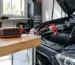 redresor cu funcție de pornire auto conectat la bateria unei mașini în garaj