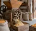 moara cu ciocane în gospodărie lângă saci cu cereale