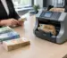 Mașină de numărat bani folosită într-o afacere cu flux mare de numerar
