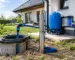 pompă submersibilă pentru puț instalată lângă un sistem de alimentare a gospodăriei