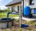 pompă submersibilă pentru puț instalată lângă un sistem de alimentare a gospodăriei