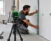 Nivelă laser 4D folosită la trasare precisă în amenajări interioare