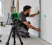 Nivelă laser 4D folosită la trasare precisă în amenajări interioare