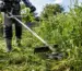 Motocoasă echipată cu disc cu 6 dinți pliabili pentru iarbă deasă și vegetație rezistentă