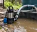 Pompă apă murdară cu tocător instalată lângă un bazin tehnic pentru evacuări dificile