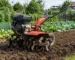 Motocultor pe benzină folosit într-o gospodărie pentru afânarea solului