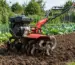 Motocultor pe benzină folosit într-o gospodărie pentru afânarea solului