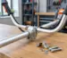 Montajul mânerelor la motocoasă cu prindere de 26 mm pe banc de lucru