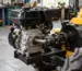 Motor pe benzină de 15 CP montat lângă un utilaj mic, cu axul și prinderile vizibile