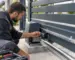 Montajul unei cremaliere metalice la o poartă culisantă automată