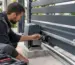 Montajul unei cremaliere metalice la o poartă culisantă automată