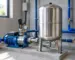Vas de expansiune din inox montat lângă un hidrofor într-o cameră tehnică