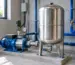 Vas de expansiune din inox montat lângă un hidrofor într-o cameră tehnică