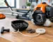 Demaror de motocoasă desfăcut, cu componentele de pornire vizibile