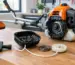 Demaror de motocoasă desfăcut, cu componentele de pornire vizibile