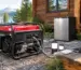Generator pe benzină folosit în scenarii fără rețea, lângă consumatori casnici și echipamente mici